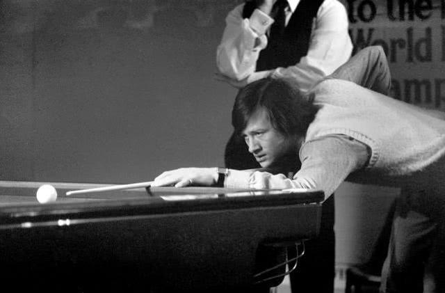 背后放倒王钰栋致其伤退，郑凯木微博遭大量球迷辱骂.